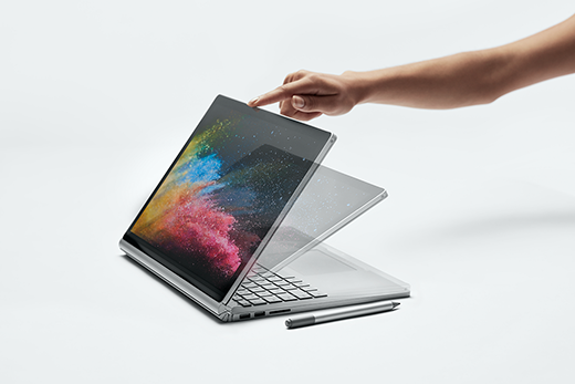 Obrázek bočního pohledu Surface Book 2, který se otevírá ve studiovém režimu.